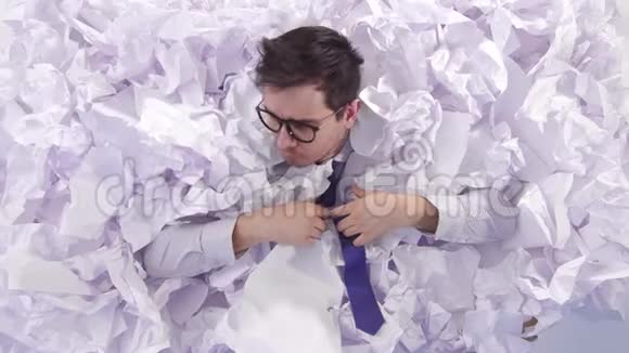 一个戴着眼镜戴着一大堆皱巴巴的纸的出色的办公室职员视频的预览图