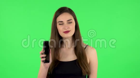 女孩为手机说话的肖像绿色屏幕视频的预览图