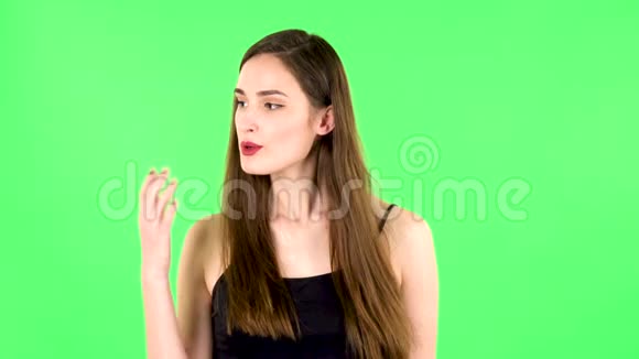 年轻疲惫的女人用手冷却自己患有高温天气绿色屏幕视频的预览图