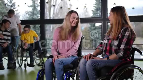 沟通过程中性格开朗的残疾人视频的预览图