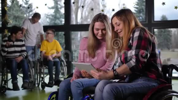 嘲笑轮椅上的残疾妇女使用平板电脑视频的预览图