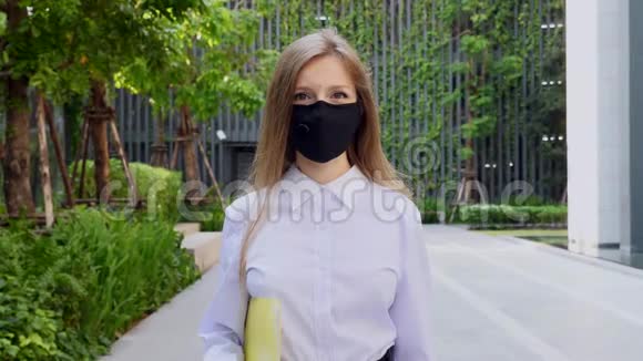 对中国冠状病毒的保护戴健康面具的商界女性视频的预览图