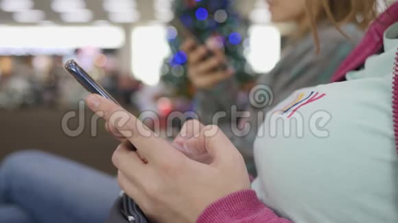机场女乘客使用智能手机等待航班视频的预览图