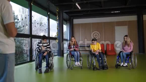 残疾人运动员在运动场上享受博采比赛视频的预览图