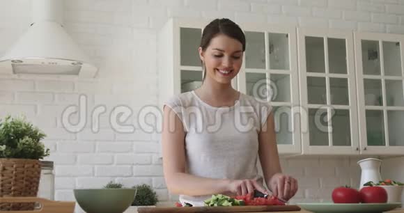快乐的年轻家庭主妇喜欢准备健康的素食视频的预览图