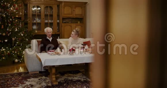 爷爷在家和孙女说话视频的预览图