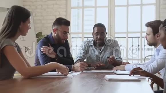 年轻的非洲种族小组组长与同事谈判项目细节视频的预览图