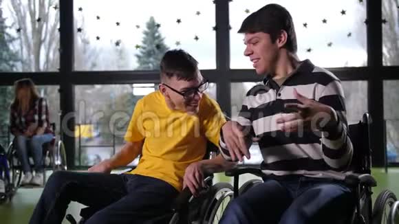 快乐残疾少年在室内聊天视频的预览图