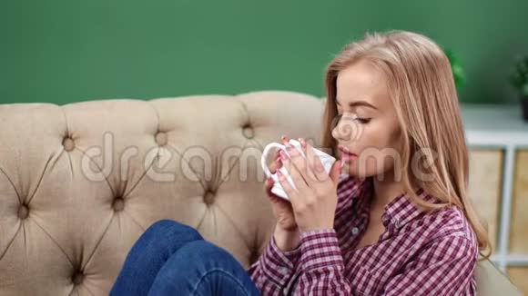 满足女性捧着热杯喝茶的感觉愉悦中型近距离拍摄4k红色相机视频的预览图