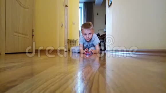 一个男孩在地板上玩汽车视频的预览图