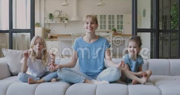 快乐小保姆教小女孩瑜伽呼吸练习视频的预览图