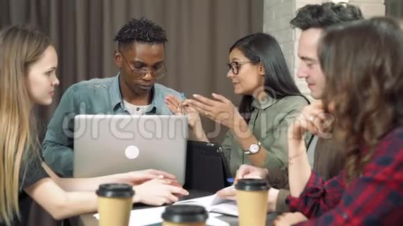 在现代办公室会见创意商业团队多种族的年轻人讨论创业理念视频的预览图