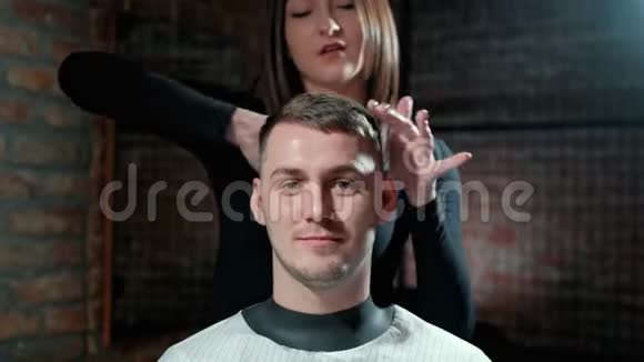 美容发型和人的概念快乐的微笑男人和发型师或理发师在理发视频的预览图