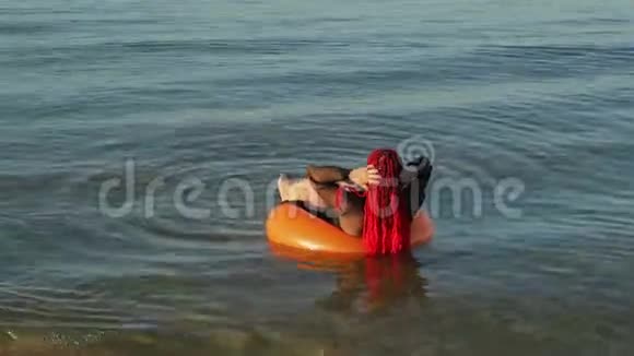 一个穿着泳衣的女人在海边游泳视频的预览图