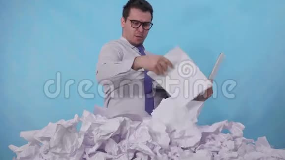 一个穿着一大堆皱巴巴的纸的手提电脑的工作人员视频的预览图