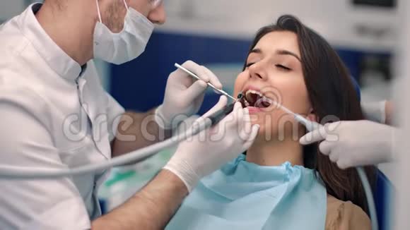 牙科医生为女患者制定洁牙卫生程序4k龙红色摄像机视频的预览图