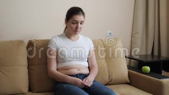 胖女人坐在沙发上吃苹果视频的预览图
