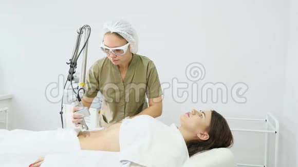 专业治疗师做激光脱毛手术视频的预览图