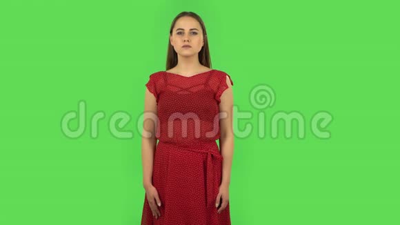 穿红色衣服的温柔女孩因疲劳而头痛绿色屏幕视频的预览图