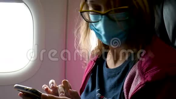 戴医用口罩的女人坐飞机飞行视频的预览图