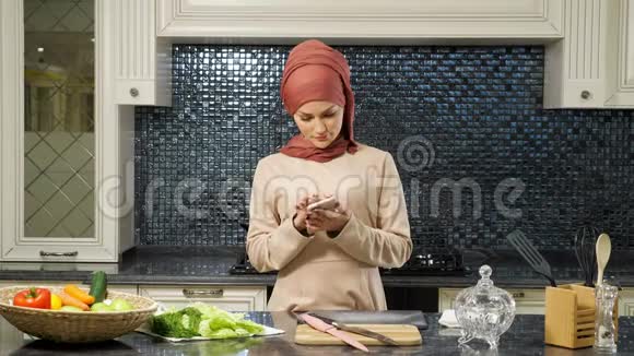 穆斯林妇女上网搜索沙拉食谱视频的预览图