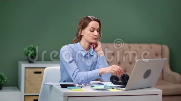 疲惫的年轻商务女性在笔记本电脑上工作拍摄红鸦4k影院视频的预览图