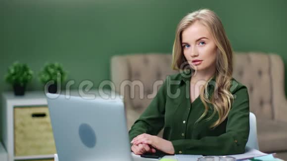 在家庭办公室的工作场所摆姿势的肖像商业女性中型近距离拍摄4k红色相机视频的预览图
