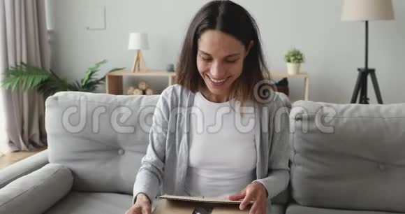 微笑的女顾客对送货服务满意视频的预览图