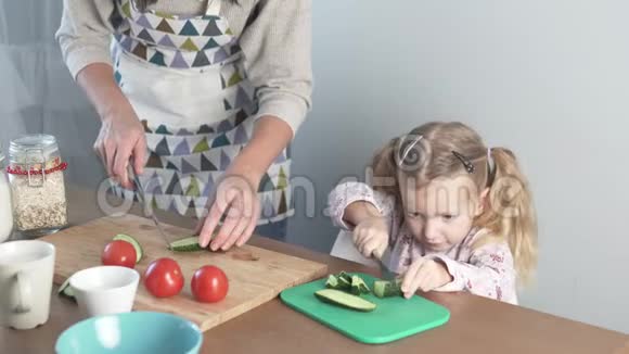 妈妈和小女儿切黄瓜做沙拉视频的预览图