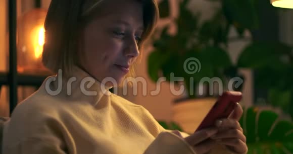 女人晚上用手机聊天视频的预览图