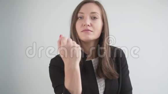 一个女商人露出拳头愤怒的办公室职员视频的预览图