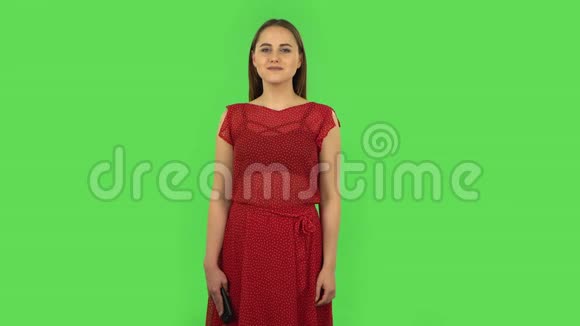 一个穿着红衣服的小女孩正在用手机聊天她很不满意绿色屏幕视频的预览图