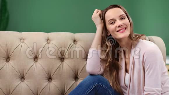 肖像女士自然美丽美丽的微笑在家放松4K红色相机拍摄视频的预览图