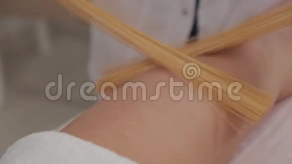女按摩师用竹棒给一个年轻女孩做按摩视频的预览图