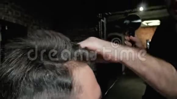 在一家配有专业修剪师的理发店可以近距离观看男性的发型他在美发厅理发视频的预览图