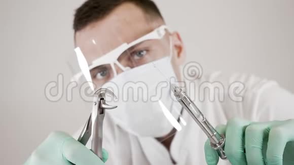 牙医从注射器中释放气泡手里拿着钳子视频的预览图