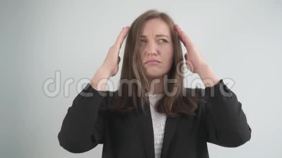 头痛的女商人用手指摩擦太阳穴视频的预览图