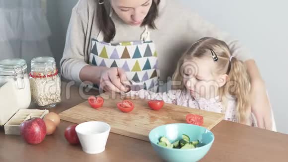 妈妈和小女儿一起做蔬菜沙拉视频的预览图