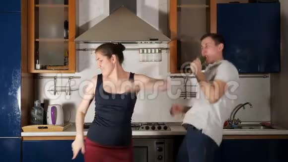 妻子和丈夫享受闲暇时间跳舞唱歌视频的预览图