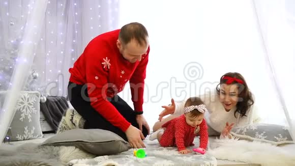 快乐的欧洲家庭在家里一起玩耍视频的预览图