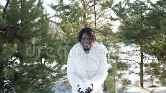 冬季公园里一名女子在拍照时吐雪视频的预览图