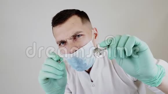蒙面男牙科医生用牙科工具检查口腔第一人称查看视频的预览图
