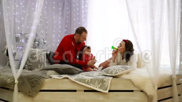 年轻快乐的家庭在客厅里和婴儿玩耍视频的预览图