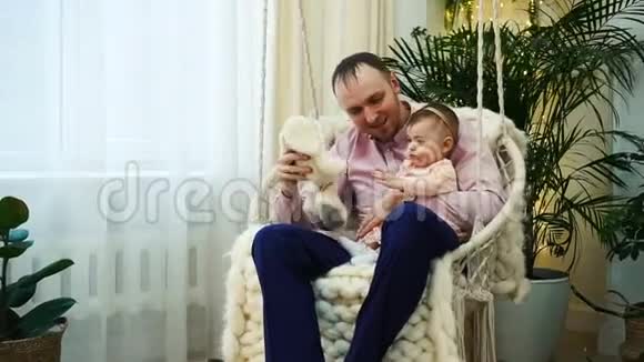 家庭父母和人的概念快乐的欧洲父亲和女儿在家玩玩具视频的预览图