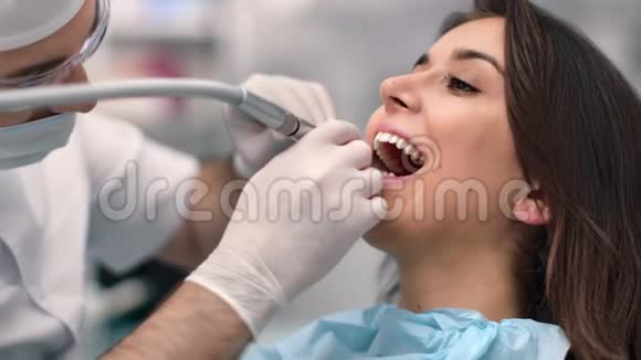 女性患者在牙齿治疗期间张口闭嘴用红乌鸦4k影院摄像机拍摄视频的预览图