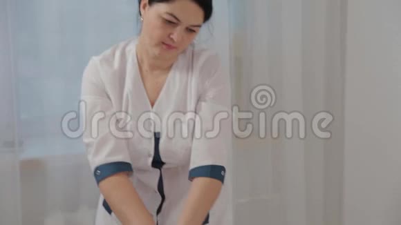 女按摩师在一个年轻女孩的整个腿部做按摩视频的预览图