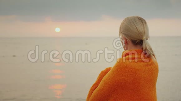 新的一天的开始一个女人在海洋上迎接黎明视频的预览图