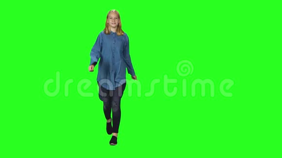 一个金发少女在绿幕背景下微笑着跑向会场彩色键4k镜头正视图视频的预览图