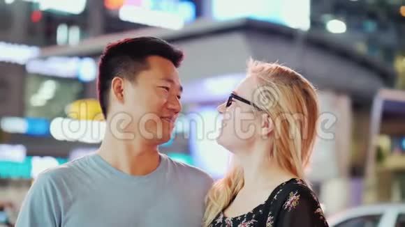 一对年轻夫妇在纽约著名的时代广场欣赏广告的灯光视频的预览图