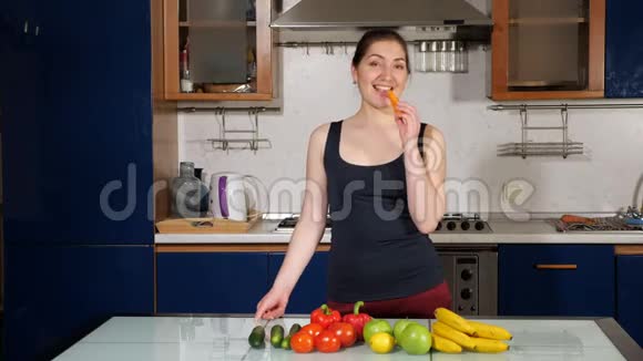女人从餐桌上吃胡萝卜享受健康饮食视频的预览图